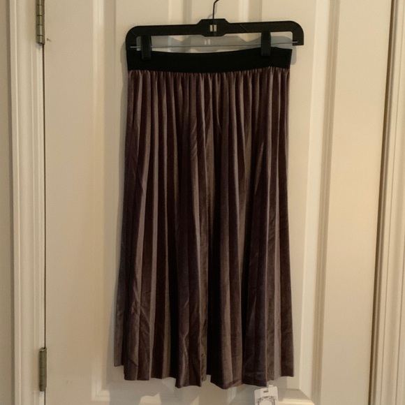 Coeur De Vague Dresses & Skirts - COEUR DE VAGUE Size XL Elegant Brown Pleated Skirt
